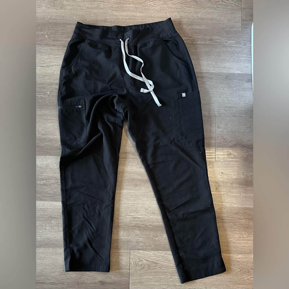 Figs Women’s High Waisted Yola Scrub Pants in Black